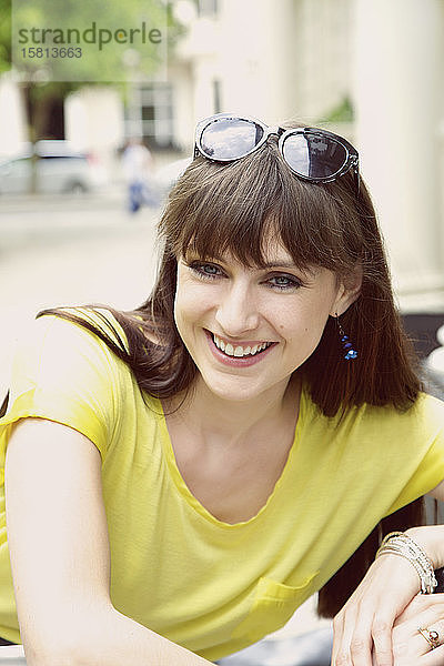 Porträt glückliche junge Frau auf dem Bürgersteig
