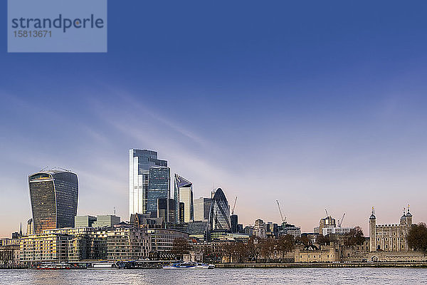 Skyline der Londoner City mit dem Tower of London  dem Gherkin  dem Scalpel und Twenty Two Bishopsgate  dem höchsten Gebäude der City  London  England  Vereinigtes Königreich  Europa