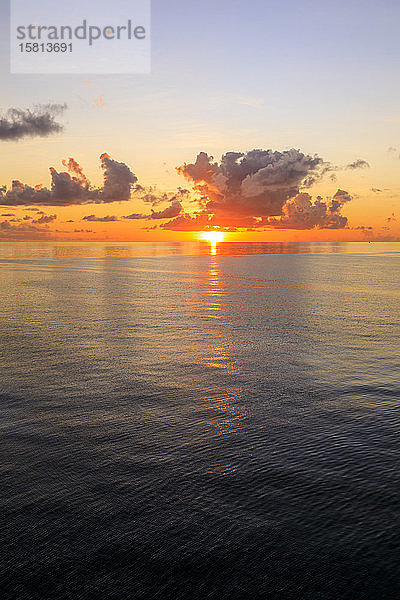 Sonnenuntergang über schöner ruhiger See  interessante Wolken  leuchtende Farben  St. Kitts  St. Kitts und Nevis  Leeward Islands  Westindische Inseln  Karibik  Mittelamerika