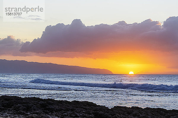 Wellen an der Nordküste bei Sonnenuntergang  Insel Oahu  Hawaii  Vereinigte Staaten von Amerika  Nordamerika