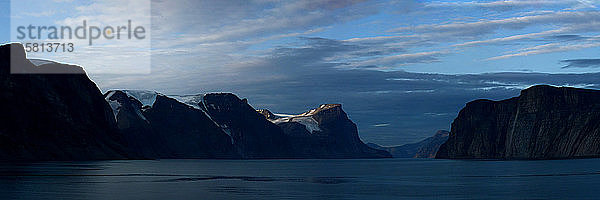 Von Gletschern geformte Bergkette  Eingang zum Sam Ford Fjord  Nunavut und Nordwest-Territorien  Kanada  Nordamerika