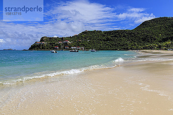 Wunderschönes türkisfarbenes Meer und bewaldete Hügel  weißer Sand St. Jean (Saint Jean) Beach  St. Barthelemy (St. Barts) (St. Barth)  Westindien  Karibik  Mittelamerika