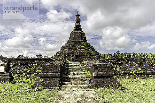 Stufen  die zur Stupa der Laungbanpyauk-Pagode führen  umgeben von einer mit Keramikfliesen verzierten Mauer  Mrauk U  Rakhine  Myanmar (Burma)  Asien