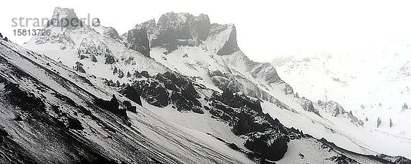 Panorama einer schneebedeckten Bergkette im Süden Islands  Polarregionen
