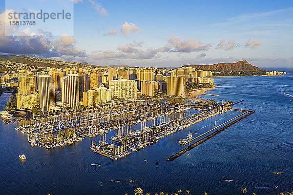 Luftaufnahme einer Drohne von Diamond Head  Waikiki  Honolulu  Insel Oahu  Hawaii  Vereinigte Staaten von Amerika  Nordamerika