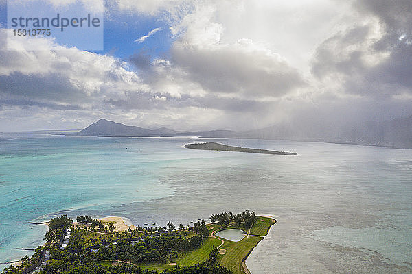Luftaufnahme einer Drohne der Insel Ile aux Benitiers vom Golfplatz des Luxusresorts La Gaulette  Le Morne  Mauritius  Indischer Ozean  Afrika aus gesehen