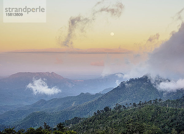 Landschaft von La Gran Piedra aus gesehen bei Sonnenuntergang  Provinz Santiago de Cuba  Kuba  Westindien  Karibik  Mittelamerika