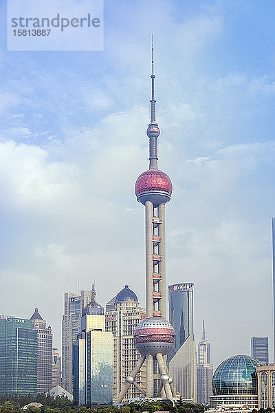 Der Oriental Pearl Fernsehturm im Stadtteil Pudong in Shanghai  China  Asien