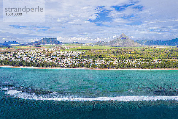 Luftaufnahme einer Drohne vom Wellenschlag am Strand von Flic en Flac mit dem Berg Piton de la Petite Riviere Noire  Mauritius  Indischer Ozean  Afrika