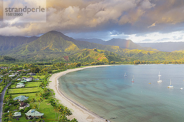 Luftaufnahme per Drohne von Hanalei Bay  Insel Kauai  Hawaii  Vereinigte Staaten von Amerika  Nordamerika