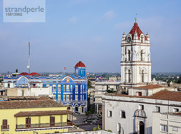 Blick auf die Kirche Nuestra Senora De La Merced und die Plaza de los Trabajadores  Camaguey  UNESCO-Weltkulturerbe  Provinz Camaguey  Kuba  Westindien  Karibik  Mittelamerika