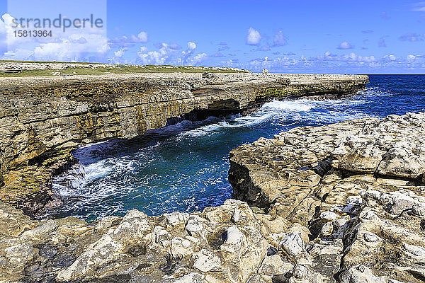 Devil's Bridge  geologische Kalksteinfelsformation und Bogen  Willikies  Antigua  Antigua und Barbuda  Inseln unter dem Winde  Westindische Inseln  Karibik  Mittelamerika