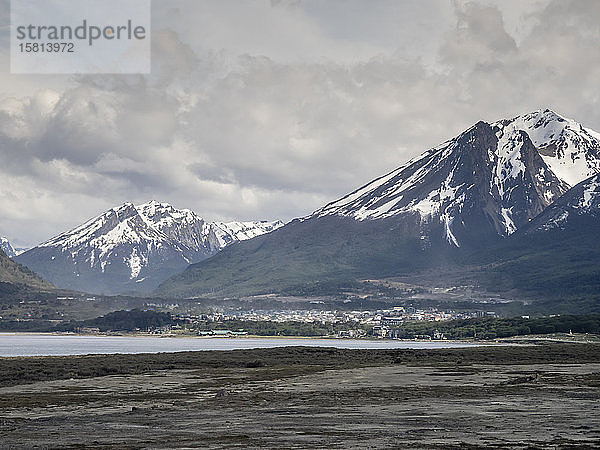 Ein Luftbild der schneebedeckten Anden  die die Stadt Ushuaia umgeben  Beagle-Kanal  Argentinien  Südamerika