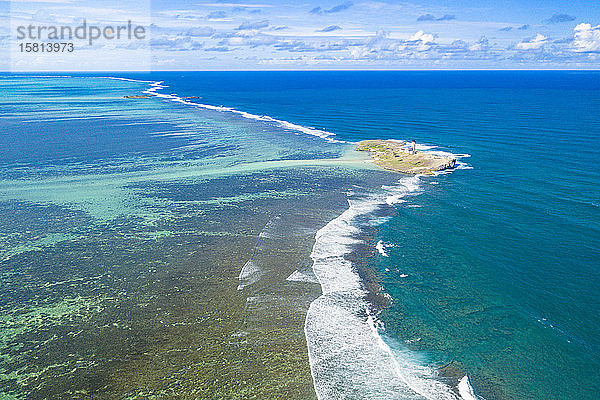 Luftaufnahme mit einer Drohne der historischen Insel Ile au Phare (Ile Aux Fouquets) zwischen Korallenriff und Indischem Ozean  Mahebourg  Mauritius  Indischer Ozean  Afrika