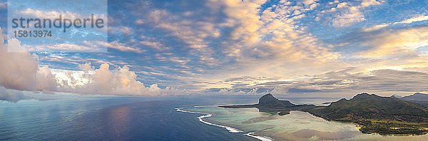 Sonnenaufgang über Le Morne und Korallenriff in der türkisfarbenen Lagune  Luftaufnahme per Drohne  Baie Du Cap  Süd-Mauritius  Indischer Ozean  Afrika