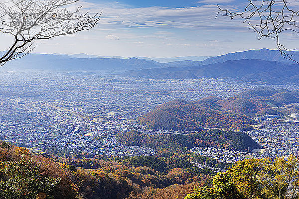 Stadtansicht im Herbst  Kyoto  Kansai  Japan  Asien