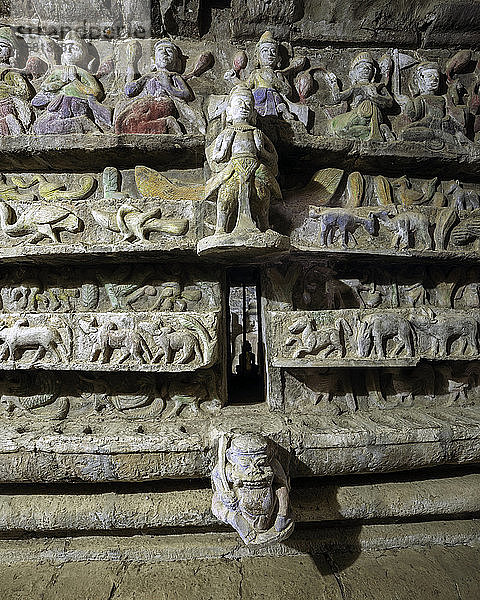 Steinmetzarbeiten in einem der unterirdischen Gänge des Shitthaung-Tempels mit sichtbarer Originalfarbe  Mrauk U  Rakhine  Myanmar (Burma)  Asien
