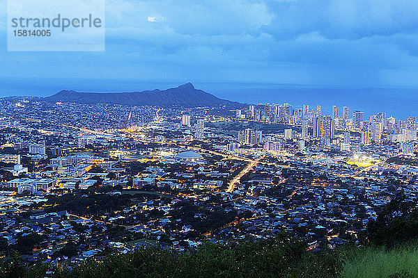 Honolulu  Nachtansicht von Waikiki und Diamond Head  Insel Oahu  Hawaii  Vereinigte Staaten von Amerika  Nordamerika
