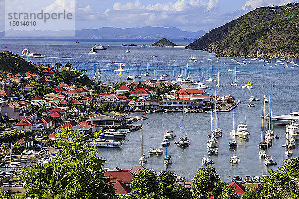 Blick von oben über die hübschen roten Dächer von Stadt und Meer  Gustavia  St. Barthelemy (St. Barts) (St. Barth)  Westindien  Karibik  Mittelamerika