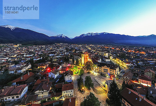 Luftaufnahme einer Drohne von der Altstadt von Bansko und dem Pirin-Nationalpark  UNESCO-Weltkulturerbe  Bankso  Bulgarien  Europa