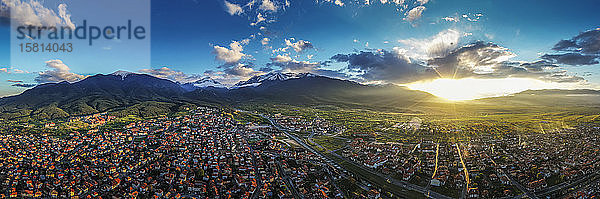 Luftaufnahme einer Drohne von Bansko und dem Pirin-Nationalpark  UNESCO-Welterbe  Bankso  Bulgarien  Europa