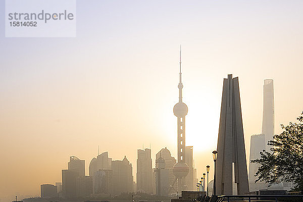 Blick auf die Skyline des Stadtteils Pudong in der Morgendämmerung  Shanghai  China  Asien