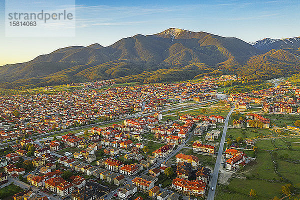 Luftaufnahme einer Drohne von Bansko und dem Pirin-Nationalpark  UNESCO-Welterbe  Bankso  Bulgarien  Europa