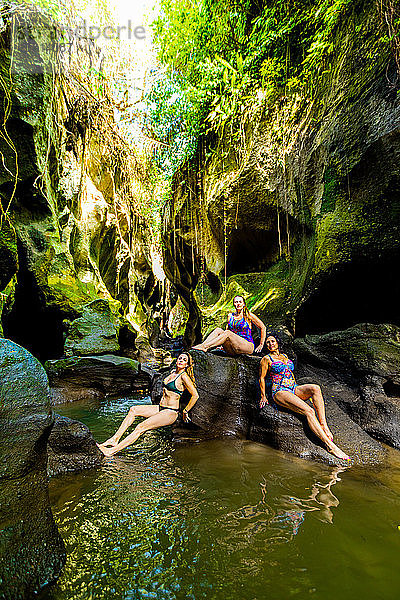 Frauen posieren für ein Foto am Beji Guwang Hidden Canyon  Bali  Indonesien  Südostasien  Asien