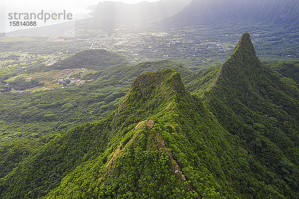 Luftaufnahme einer Drohne von Three Peaks Trail  Insel Oahu  Hawaii  Vereinigte Staaten von Amerika  Nordamerika