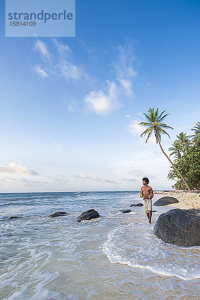 Ein Einheimischer geht am Nordstrand entlang  Little Corn Island  Islas del Maiz (Maisinseln)  Nicaragua  Mittelamerika