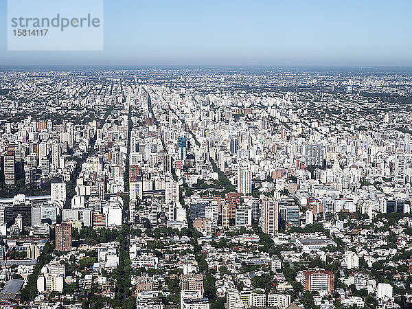 Luftaufnahme der Hauptstadt Buenos Aires aus einem kommerziellen Flug heraus  Buenos Aires  Argentinien  Südamerika