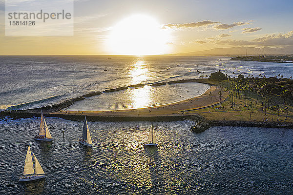 Luftaufnahme einer Drohne von Waikiki  Honolulu  Insel Oahu  Hawaii  Vereinigte Staaten von Amerika  Nordamerika