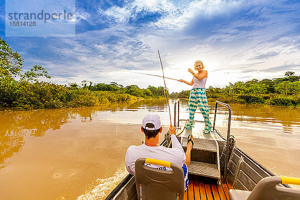 Frau und Mann beim Fischen in einem kleinen Boot auf dem Amazonas  Peru  Südamerika