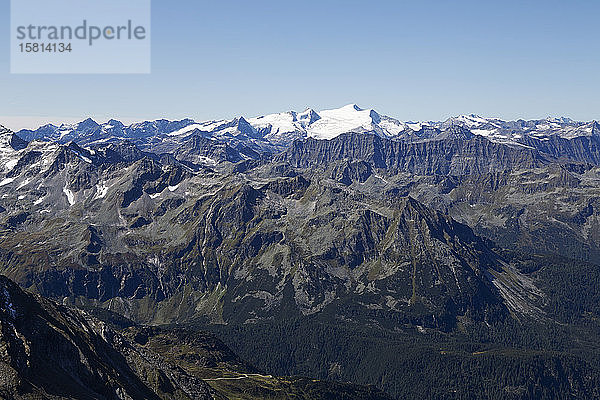 Schneebedeckte Berge im Nationalpark Hohe Tauern  gesehen vom Top of Salzburg auf dem Kitzsteinhorn im Salzburgerland  Österreich  Europa