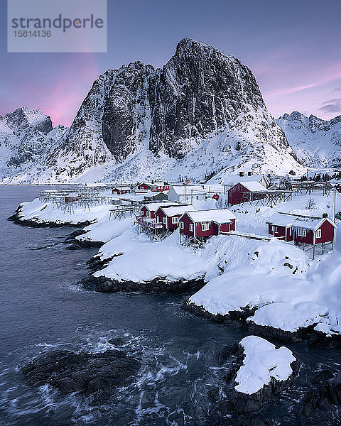 Rorbuer Fischerhütten im Schnee  Hamnoy  Moskenesoya  Lofoten Inseln  Nordland  Norwegen  Skandinavien  Europa