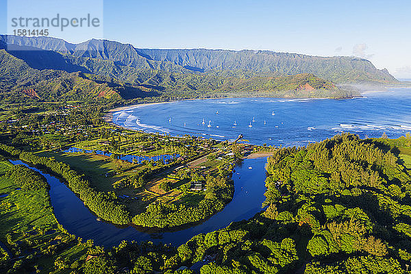 Luftaufnahme per Drohne von Hanalei Bay  Insel Kauai  Hawaii  Vereinigte Staaten von Amerika  Nordamerika