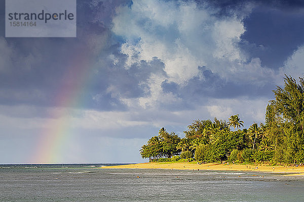 Regenbogen über dem Strand des Haena State Park  Insel Kauai  Hawaii  Vereinigte Staaten von Amerika  Nordamerika