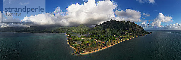 Luftaufnahme per Drohne von Kaneohe Bay  Insel Oahu  Hawaii  Vereinigte Staaten von Amerika  Nordamerika