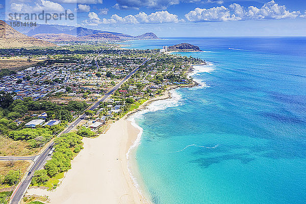 Luftaufnahme einer Drohne vom Strand von Makaha  Insel Oahu  Hawaii  Vereinigte Staaten von Amerika  Nordamerika