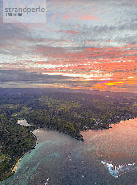 Sonnenaufgang über dem Meer entlang der Südküste  Luftaufnahme mit Drohne  Baie Du Cap  Mauritius  Indischer Ozean  Afrika