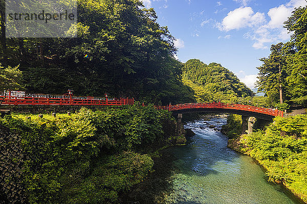 Shinkyo Bashi-Brücke über den Fluss Daiya  Nikko  UNESCO-Weltkulturerbe  Präfektur Tochigi  Honshu  Japan  Asien