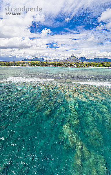 Luftaufnahme des Korallenriffs und des Berges Piton de la Petite Riviere Noire  der den Strand von Flic en Flac umgibt  Black River  Mauritius  Indischer Ozean  Afrika