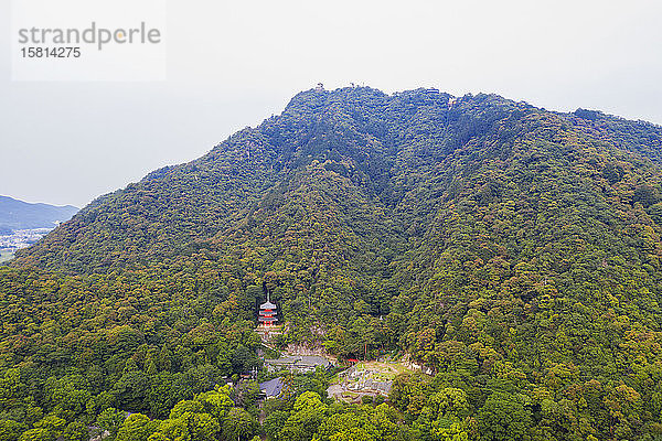 Dreistöckige Pagode auf dem Berg Kinka  Gifu Park  Gifu  Präfektur Gifu  Honshu  Japan  Asien