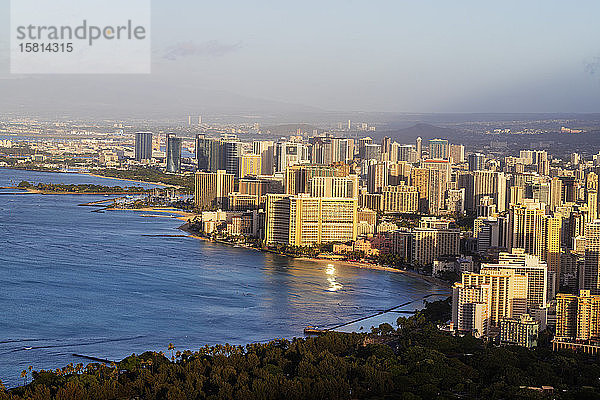 Blick per Drohne auf Waikiki  Honolulu  Insel Oahu  Hawaii  Vereinigte Staaten von Amerika  Nordamerika