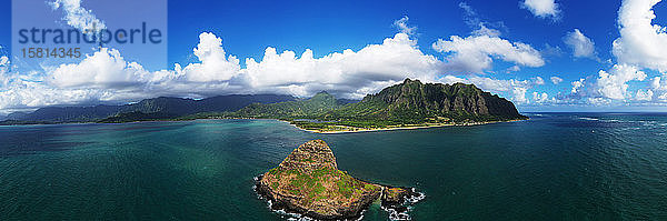 Luftaufnahme einer Drohne von Kaneohe Bay und der Insel Mokolii (Chinaman's Hat)  Insel Oahu  Hawaii  Vereinigte Staaten von Amerika  Nordamerika