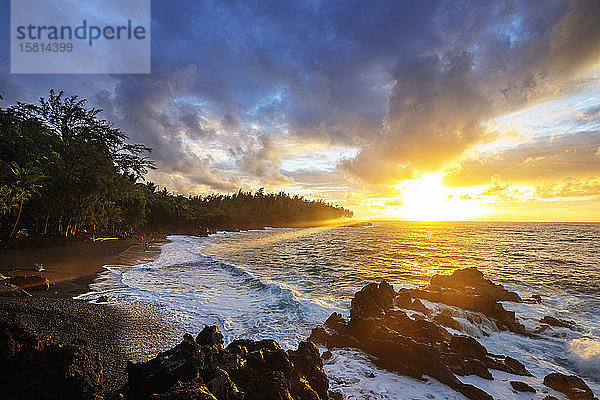 Sonnenaufgang am Kehena Beach  Big Island  Hawaii  Vereinigte Staaten von Amerika  Nordamerika