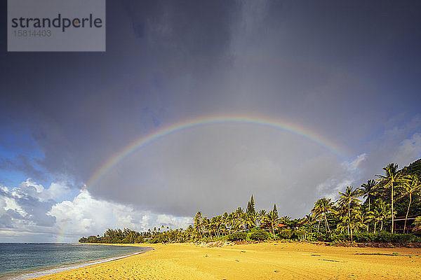 Regenbogen über dem Strand des Haena State Park  Insel Kauai  Hawaii  Vereinigte Staaten von Amerika  Nordamerika