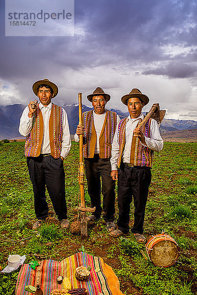 Quechua-Männer der Gemeinschaft Misminay  Heiliges Tal  Peru  Südamerika