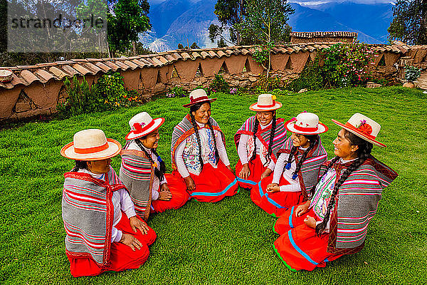 Quechua-Frauen der Misminay-Gemeinschaft  Heiliges Tal  Peru  Südamerika