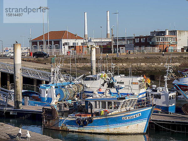 Hafengebiet von Le Havre mit Fischerbooten und den ikonischen Doppelschornsteinen  Le Havre  Normandie  Frankreich  Europa